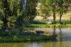 Etang avec hélicoptère sur aire d&#039;envol